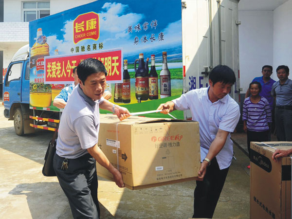 公司把一批價(jià)值兩萬余元的空調(diào)、電視、熱水器等物資捐贈(zèng)給敬老院的老人們